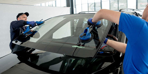 cheap windshield replacement houston tx and windshield replacement with low and fast cost and the best windshield replacement Houston Mobile cheap auto glass repair houston tx - Preparation and Installation of the New Windshield
