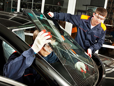 Rv Windshield Replacement Houston Tx and windshield replacement with low and fast cost and the best windshield replacement Houston Mobile - Removing the Damaged Windshield